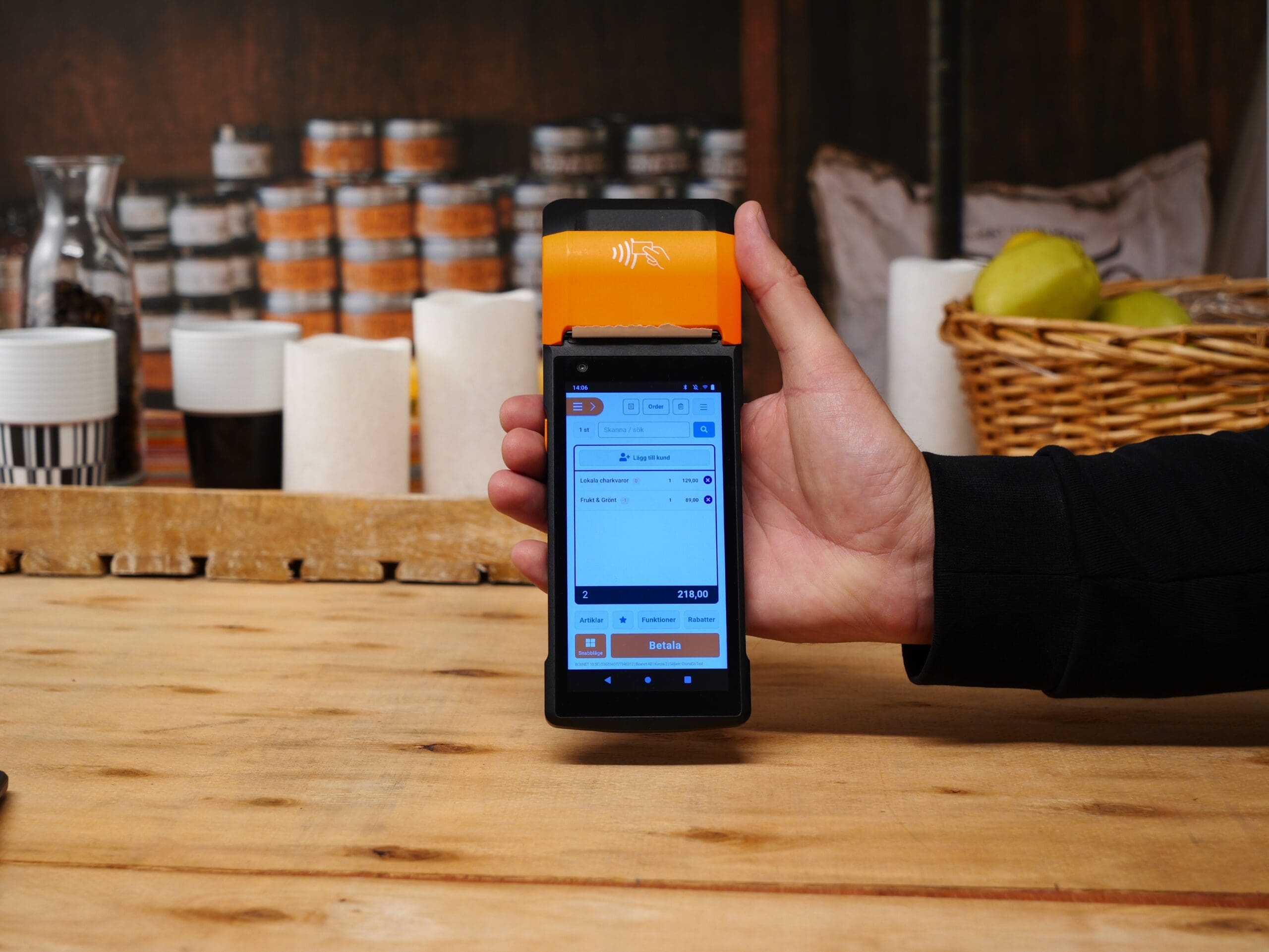 Sortering av kläder som hänger på galgar